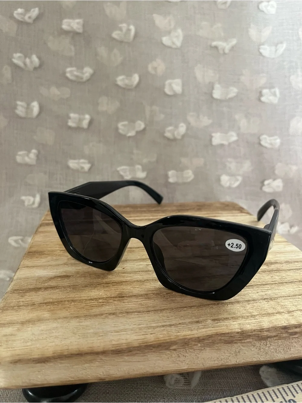 Women’s black bifocal sunglasses